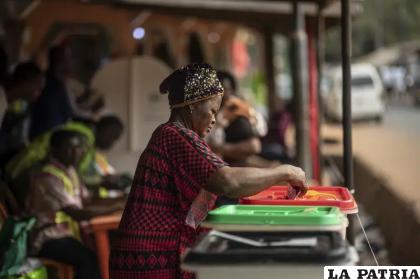 Una mujer vota en las elecciones presidenciales en Agulu, Nigeria /AP Foto/Mosaâ€™ab Elshamy