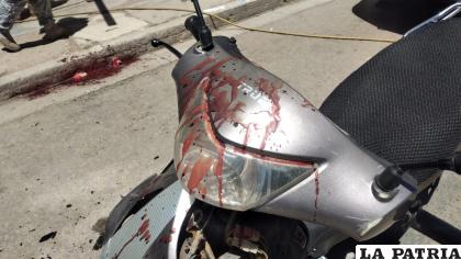 La motocicleta quedó con bastantes rastros de sangre de su conductor /LA PATRIA