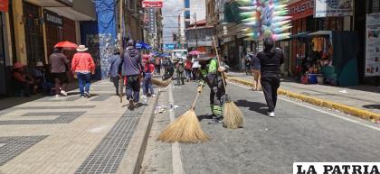 Personal de EMAO barrió las calles y recogió los residuos /LA PATRIA