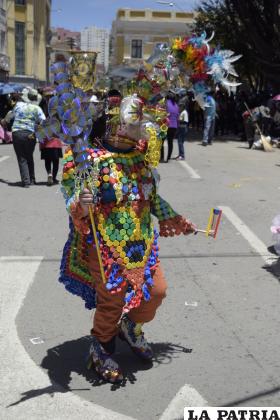 El pequeño diablo con el traje de tapitas plásticas sorprendió a muchos
