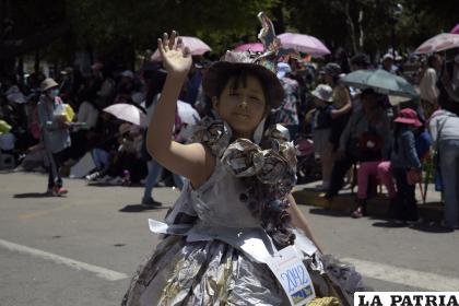 Un vestido de la realeza con un casco de minero, fue creado con papel periódico