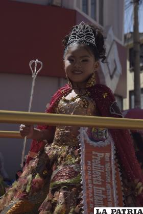 La predilecta Infantil de la Gran Tradicional Auténtica Diablada Oruro, llegó sobre su carroza 