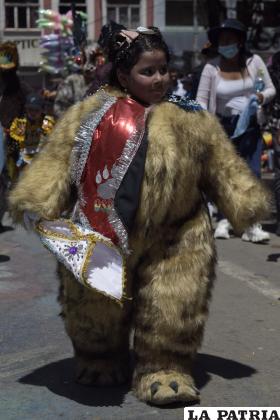 Una pequeña osa bailó hasta estar exhausta