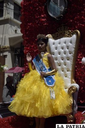 Una niña con la banda de predilecta 2023 de la Morenada deslumbra con su vestido a tono sol