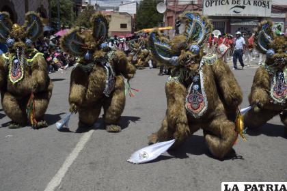 Los pequeños osos con el pañuelo hasta abajo
