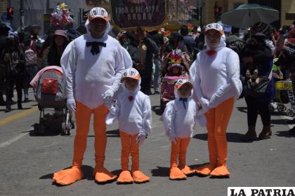 Una familia de patos no pasa desapercibida