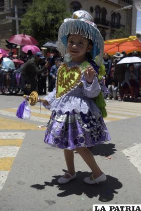 Moviendo los hombritos esta niña de la Cullawada se roba el show