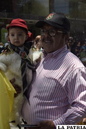 Muchos padres tuvieron que cargar a algunos mini danzarines
