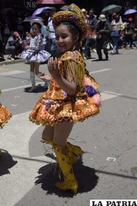 La pequeña morena se robó los aplausos con simpática sonrisa 