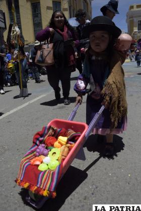 Una â€œchâ€™iti cholitaâ€ carga sola su carretilla 
