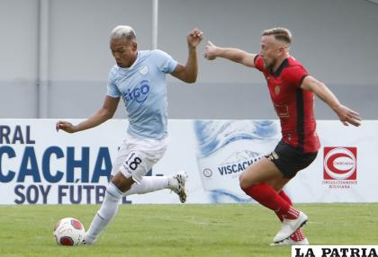 Reinoso con el balón dominado pretende dejar en el camino a su marcador /APG