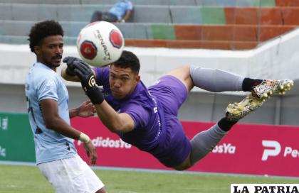 Buena intervención del portero Gustavo Almada de FC Universitario /APG