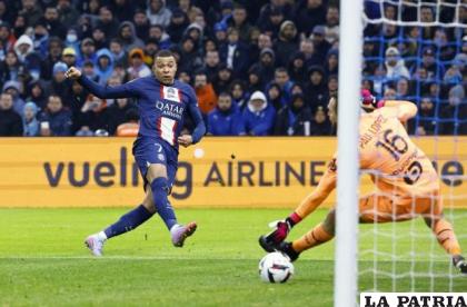 Mbappé marcó dos goles y brindó una asistencia en el partido /yahoo.com