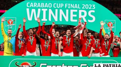 Jugadores del Manchester United celebran el título de la Carabao Cup /noticiasrcn.com