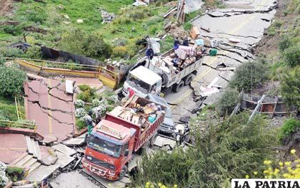 Camiones se quedaron en medio del desastre
