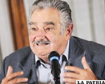 José Mujica celebra el Bicentenario del inicio de la independencia de Uruguay en su primer año de gobierno.