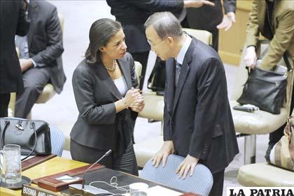 La embajadora de EE.UU. ante las Naciones Unidas, Susan Rice (izq.), habla con el secretario general de ese organismo, Ban Ki-moon