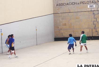 Pelotaris orureños ingresan en receso