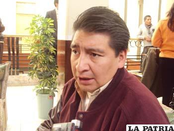 El presidente de la Comisión de Autonomía de la Asamblea Departamental, Reynaldo Llanque informa sobre su trabajo en conflictos limítrofes
