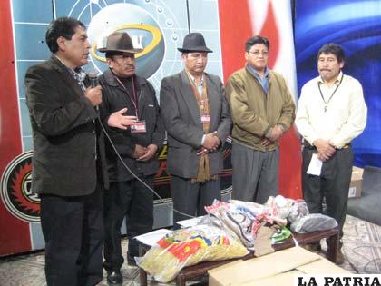 Miembros de la Gobernación y de la Universidad Técnica de Oruro iniciando campaña de solidaridad