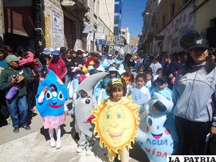 Pequeños niños de la Escuela España recorrieron el centro de la ciudad con la consigna de cuidar el uso del agua