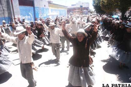 Representantes de Turco con una masiva participación en el Jallupacha