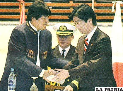 Amistoso saludo entre el presidente de Bolivia Evo Morales y el viceministro nipón, Kaname Tajima.