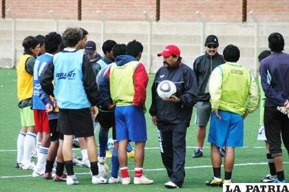 Sergio Apaza, dirigiendo la práctica de Oruro Royal