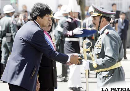 Evo Morales entregó sables a nuevos generales y almirantes de las Fuerzas Armadas y en el acto habló de policías procesados por narcotráfico