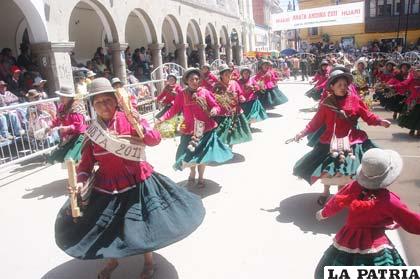 Mujeres de Choquecota Marca  “pintaron” de verde y rojo su presentación
