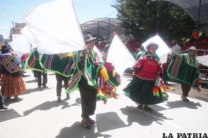 Hombres y mujeres de Toledo bailaron agitando banderas blancas