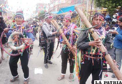 Pocoateños se presentaron con novedosas gigantescas tarkas