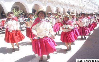Mujeres de Marka Challapata, llevaban las tradicionales incuñas como parte de su atuendo para participar en la Anata Andina