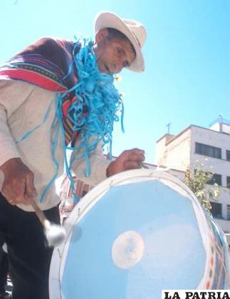 Concentración para no perder el ritmo durante la presentación de los danzarines de la Isla de Panza