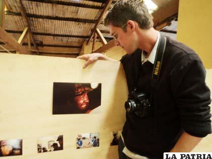 El fotógrafo estadounidense Theo Stoomer contempla su fotografía favorita