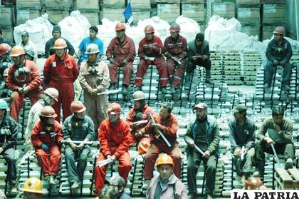 Los trabajadores de Vinto, recolectaron sus aportes para los damnificados de La Paz