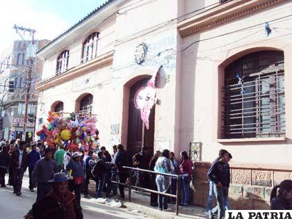Varias unidades educativas realizaron al concluir la semana fiestas en las que algunos estudiantes dilapidaron agua 