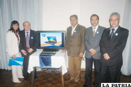 Ejecutivos de Entel y autoridades en el lanzamiento de un nuevo producto para facilitar acceso a internet