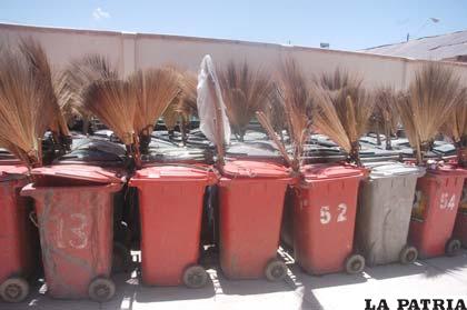 La empresa de aseo EMAO, dispuso contenedores a lo largo de la ruta del carnaval 