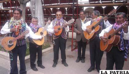 Integrantes de la Estudiantina 10 de Febrero, evocaron canciones del Carnaval de Antaño