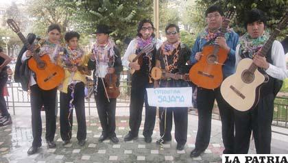 Jóvenes de la Estudiantina Sajama interpretaron canciones del pasado