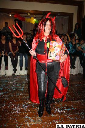 “La Diableza”, Doris Morales, ganó el premio de mejor disfraz individual