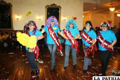 “Las Comadres del Estado Plurinacional”, lucieron bandas con mensajes. Ellas son: Rosa Gómez, Marlen Centellas, Cristina Reynoso, Patricia Gallardo y Julia Rivas