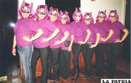 A la hora de disfrazarse, las pelucas y los antifaces fueron una solución para este simpático grupo de amigas, que además tenían las poleras del mismo color que sus pelucas