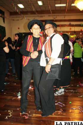De las organizadoras del Bloque Boliviano de Promocion Moral, Cristina Baspineiro de Morales y Erika Lazcano Loayza, hicieron un alto en sus afanes para tomarse esta foto para el recuerdo