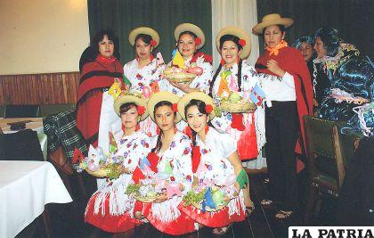 “Las Churas Chapacas del Hospital General”, ganaron su premio bailando la rueda Chapaca, ellas son: (Paradas): Carola Orihuela, Rebeca Gonzales, Albania Burgos, Gladys Rocha, Gisela Dorado. (Adelante): Roxana Sanzetenea, Mónica Barreta y María del Carmen Pereyra, se destacaron por su alegría