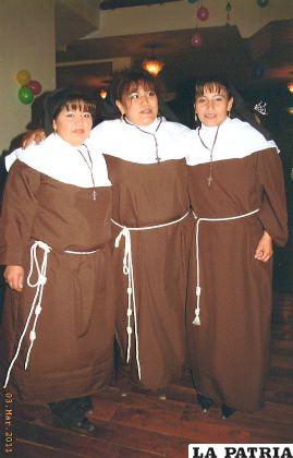 Este trío de Monjes Franciscanos, en vez de rezar se dedicó a bailar