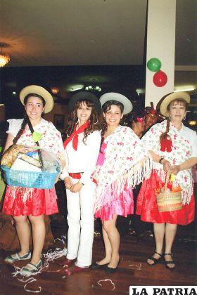“Las Chapacas Alzadas”, Alegres y dinámicas estas chapaquitas también ganaron un premio. Jazel Encinas, Amanda Moya, Vanessa García, y Amanda Urquieta