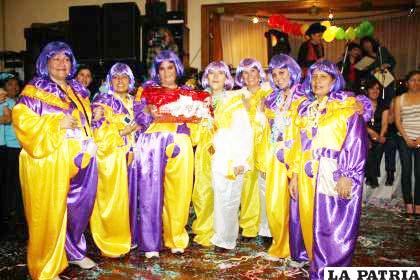 “Las Pepinarias”, Carmen Radic, Susy Mier, Carla Aguilar, Claudia Arias, Geovana Huerta, Miriam Espinoza, y Maritza Chavarría, disfrutaron y bailaron alegremente en la Femi