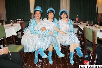 Este simpático grupo de tres elegantes Cholas Paceñas, la pasaron bien y se divirtieron mucho